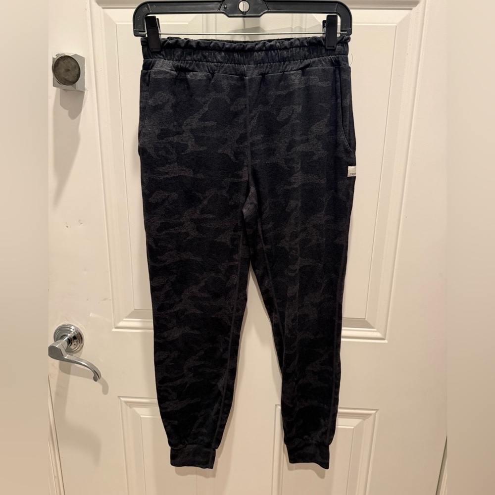 Vuori Performance Jogger Charcoal Camo Women